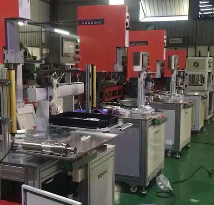 Ultrasonic welding machine